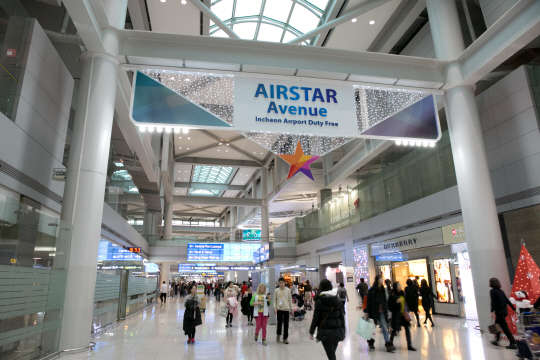 인천공항 면세점 에어스타 애비뉴(AIRSTAR Avenue, www.iiacairstar.kr)가 인천공항 10년 연속 '공항 서비스 평가'(ASQ) 1위 달성을 기념하며 다양한 여름 이벤트를 준비했다. 국내외 고객을 대상으로 여객터미널과 탑승동 면세구역 내 이벤트 부스에서 7·8월까지 2개월간 진행될 예정이다. 인천공항면세점 에어스타 애비뉴 제공